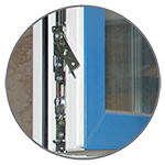 Значок Фурнитура Siegenia Titan AF на окне Rehau синего цвета